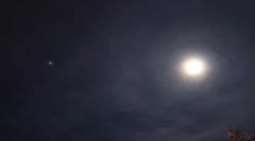 سماء الوطن العربي على موعد مع ظاهرة اقتران القمر الأحدب بكوكب المشتري